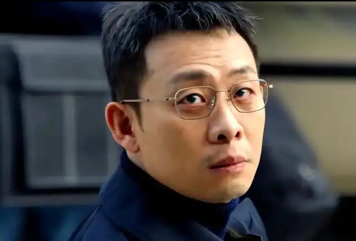《以法之名》讲的是一个人把他的老丈人和小舅子送进去的故事。还讲了一个小官把大官