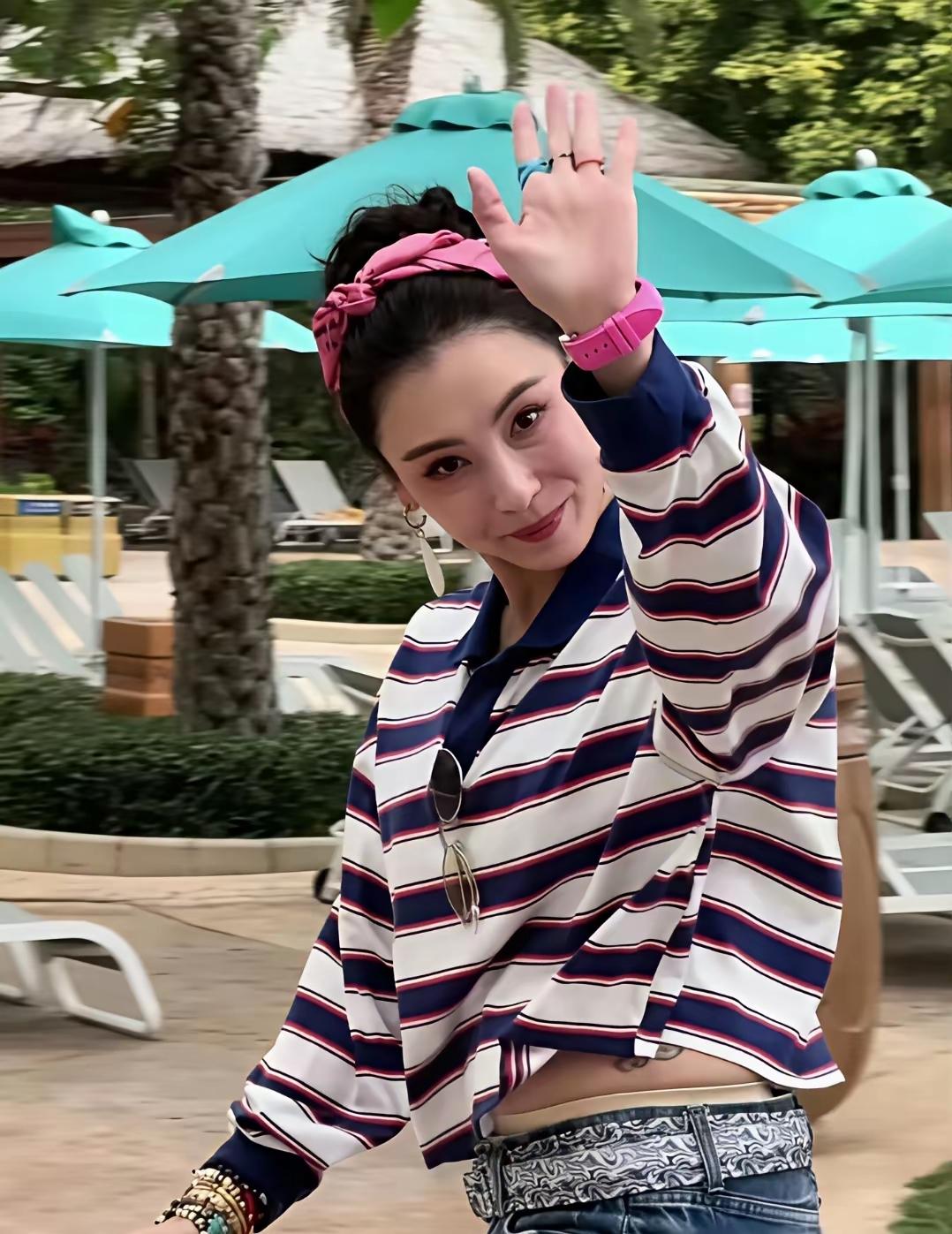 张柏芝这脸和手差别好大啊！那脸就是盛世美颜来的，四十六岁看着像二十岁左右，还