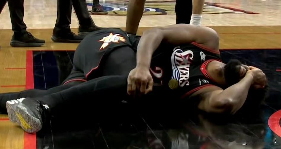 又是膝盖！恩比德吓坏76人队管理层！今天，76人队坐镇主场迎战篮网队，恩比德