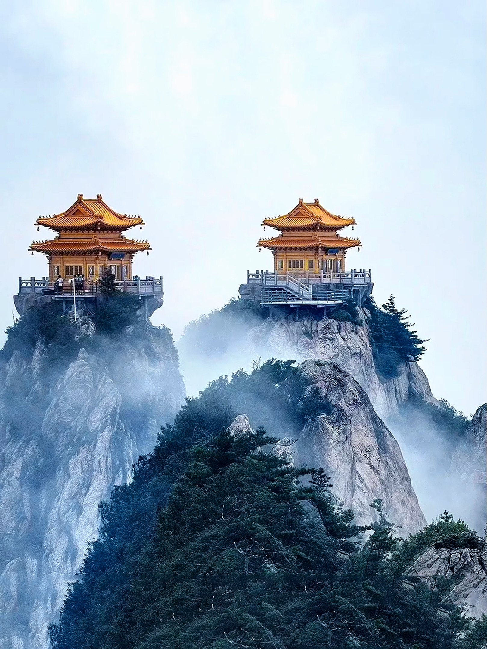 老君山穷游河南必去仙境国庆长假第二天，河南洛阳老君山景区直接“爆”了！你没看错，就是那种人山人海、走