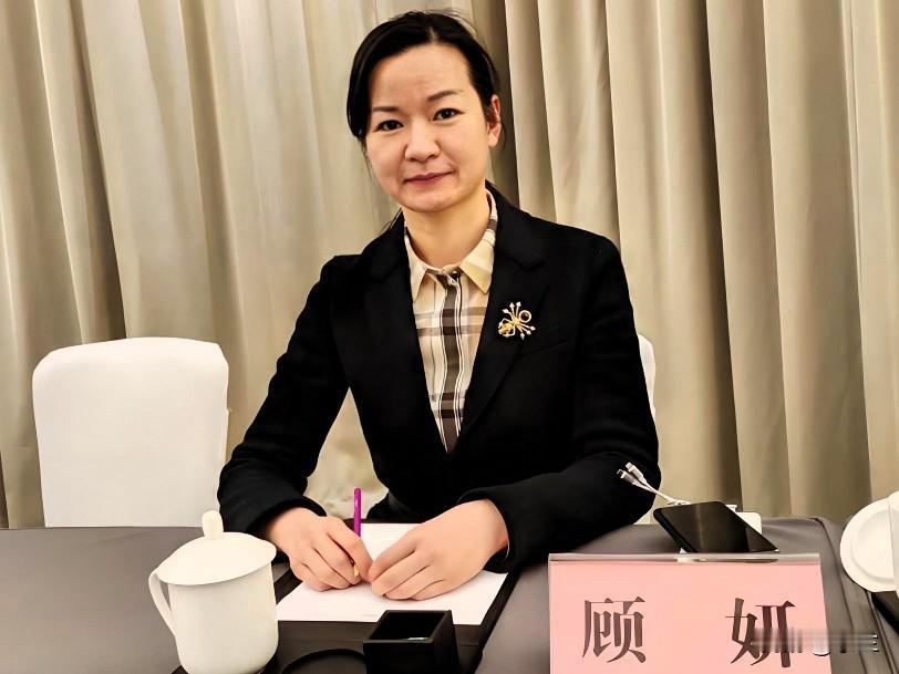 今天江苏启东城投集团的顾妍上了热搜，她是1978年出生的江苏启东人，她长期在