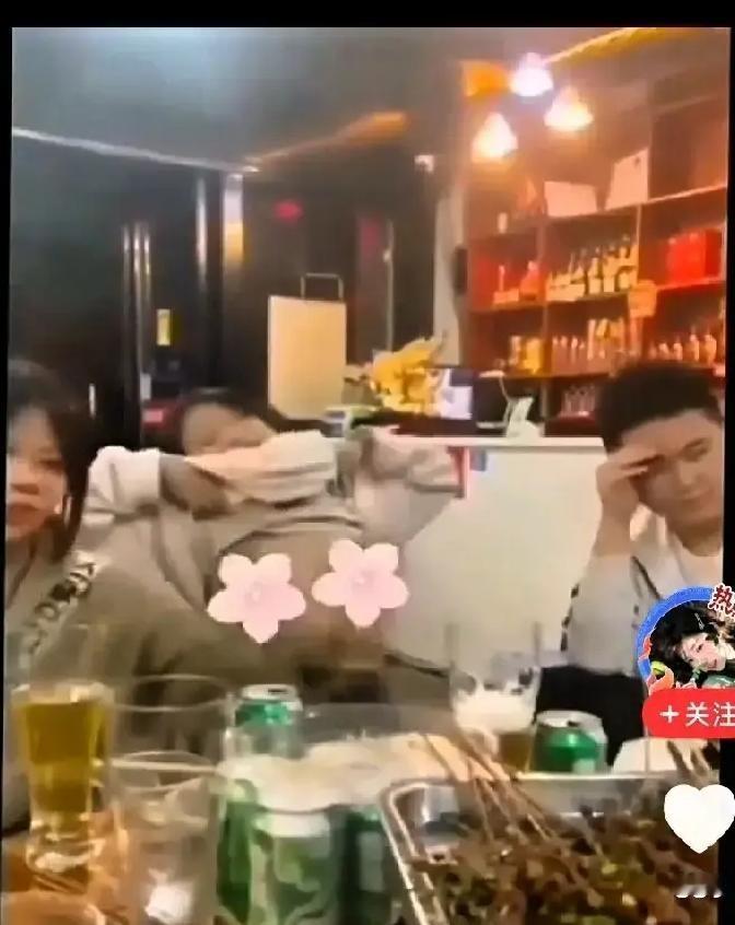 凯里一段视频刷到让人皱眉，一个二十来岁的姑娘喝嗨了，当众把上衣一脱，只剩内衣扭得