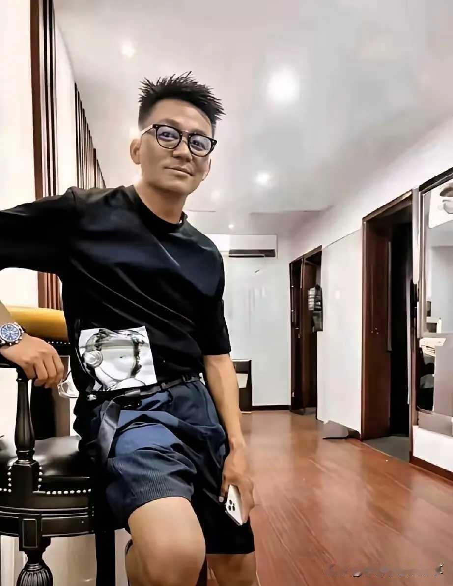 王宝强这么宽敞的家里面不多摆放一些家具，显得有点空空荡荡的，不过地板挺干净的。