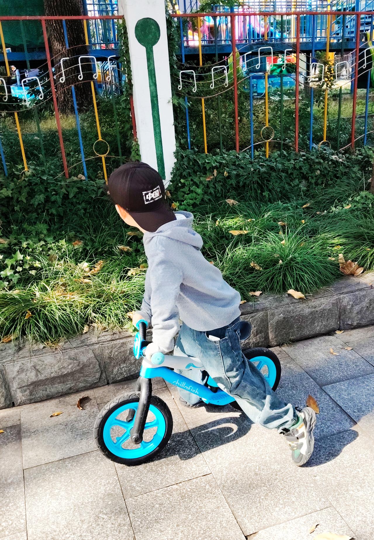 题目:家长们别再“盯分数”了！孩子的成长，真不一定非得补习班不可亲爱的家长们