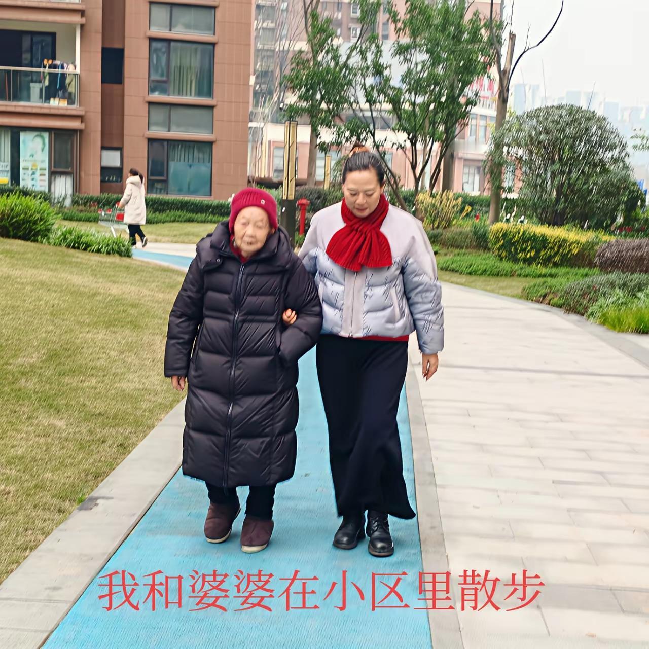 我和公公婆婆一起住了20多年了，说来你相信不？是我主动接他们来城里生活的。