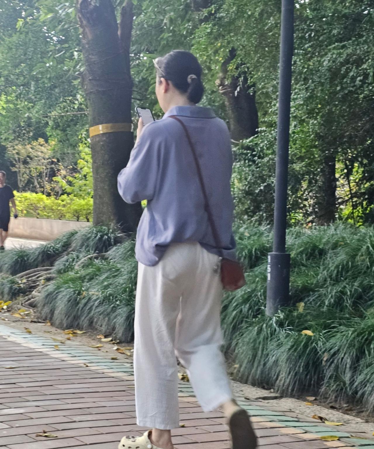 家里有袋米长了虫，准备带丢到垃圾桶。一位大妈拦住我说她想要，我提醒她说：“这都长