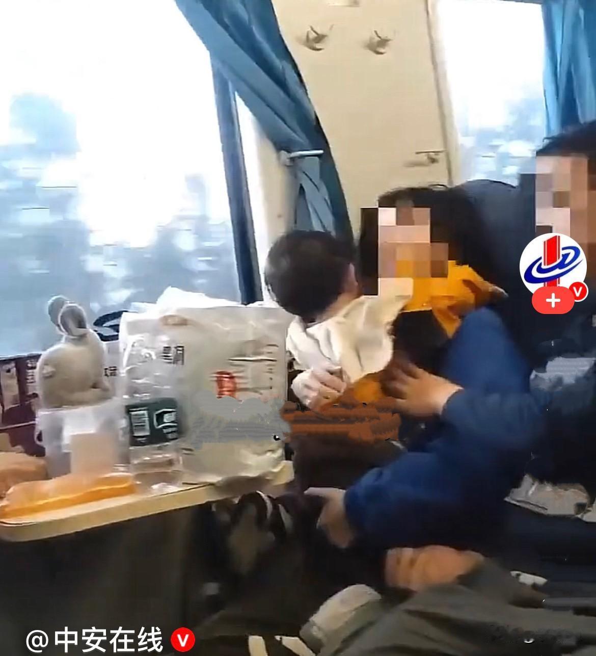 近日，高铁上一对夫妻带个幼童，幼童也就一周岁左右，幼童不知什么原因在父母怀里一直