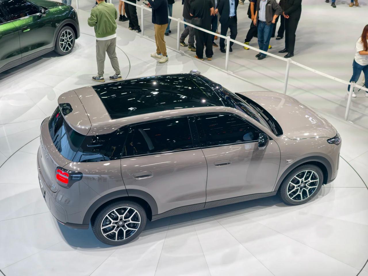 我的元UP开了快一年了，各方面都挺满意的，省心好开。但说实话，看到零跑A10的配