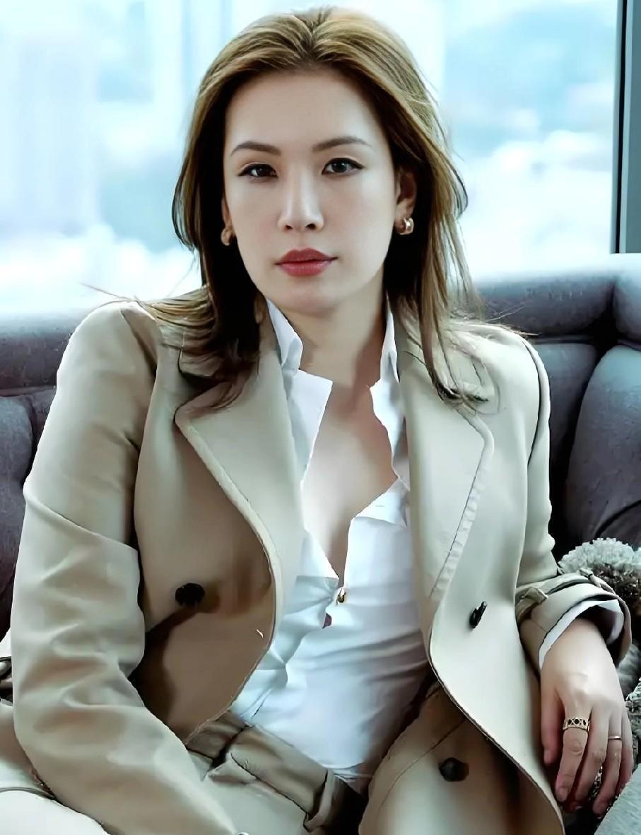 电视剧《灼灼韶华》，演沈部长这女的看着贼眼熟，仔细一想她不就是在电视剧《繁花