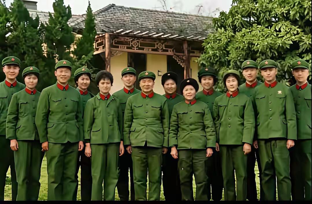 开国上将杨得志，一家十四口皆从军，一门忠烈护山河1974年春节一张珍贵老照