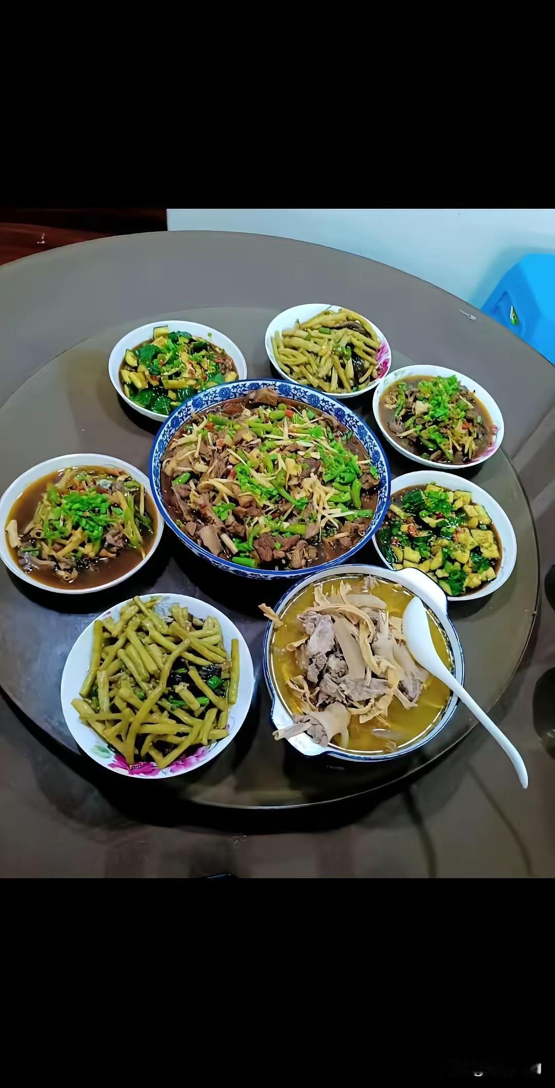这两桌菜，要是你吃会选哪一桌？
