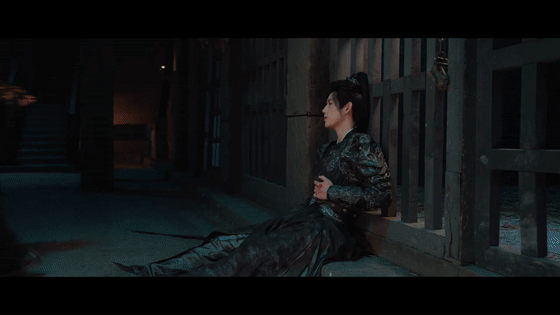 迪丽热巴黑化失控这段好带感内娱拍了女主上位者失控这段戏最难得的，是把宏大的规则