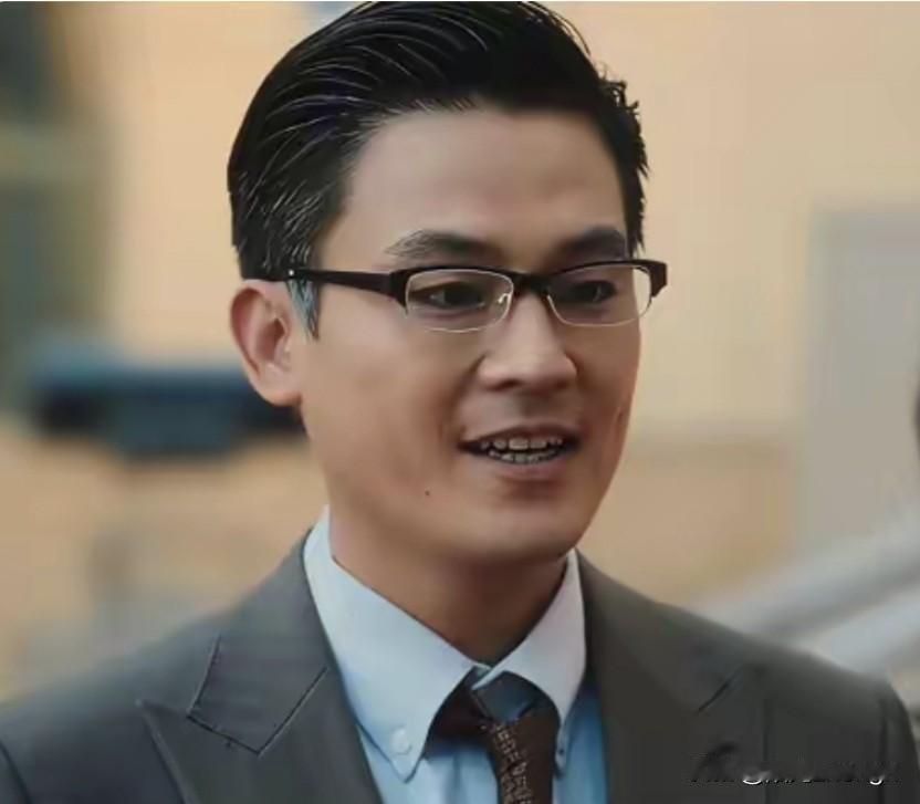 欧豪在《交锋》里演的林看山，真的太有迷惑性了。人长得帅气斯文，戴上一副眼镜，