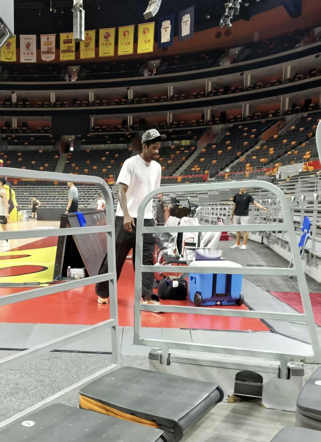 萨姆纳还是有情有义的。虽然他被广东宏远取消注册了，但是他并没有着急离开广东宏远返