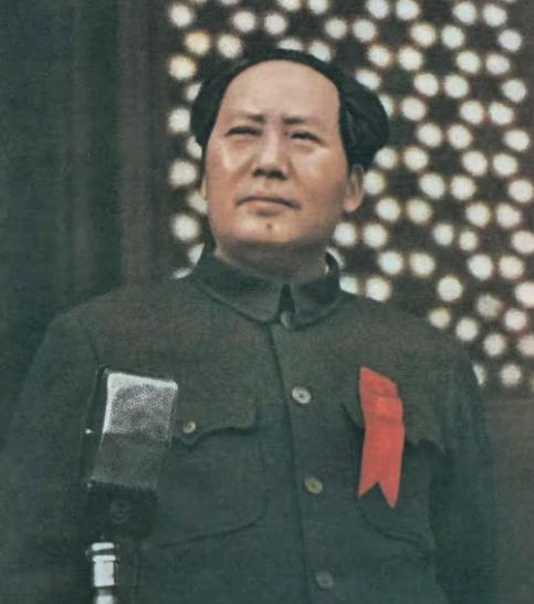 千万不能打美国！听听毛主席是怎么说的！千万不能打美国。当年抗美援朝时，很多人给毛