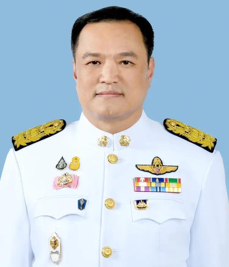 泰国政坛这回可真是炸了锅。前总理他信在幕后指点江山的录音，把现任总理赛塔的脸都
