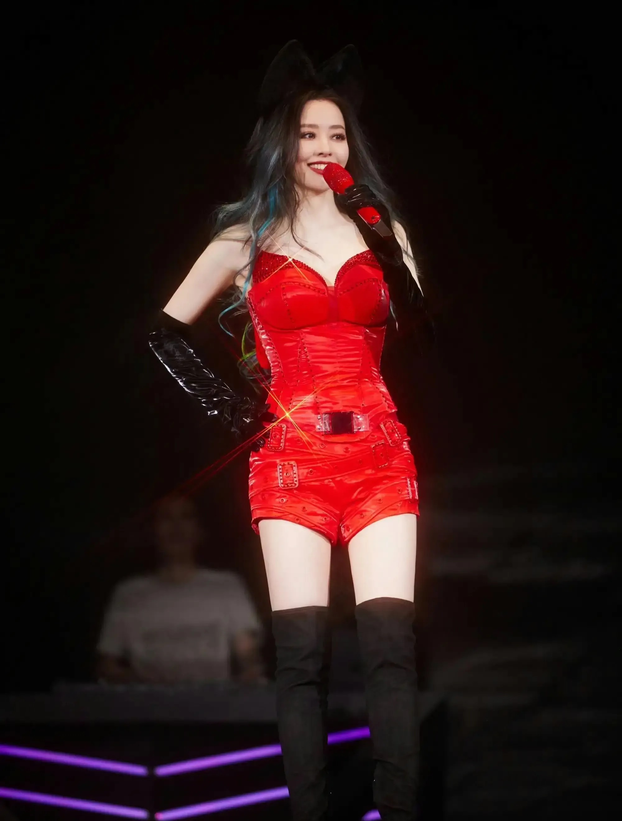 张靓颖已经变成这样了，我对她的印象还停留在快乐女声！