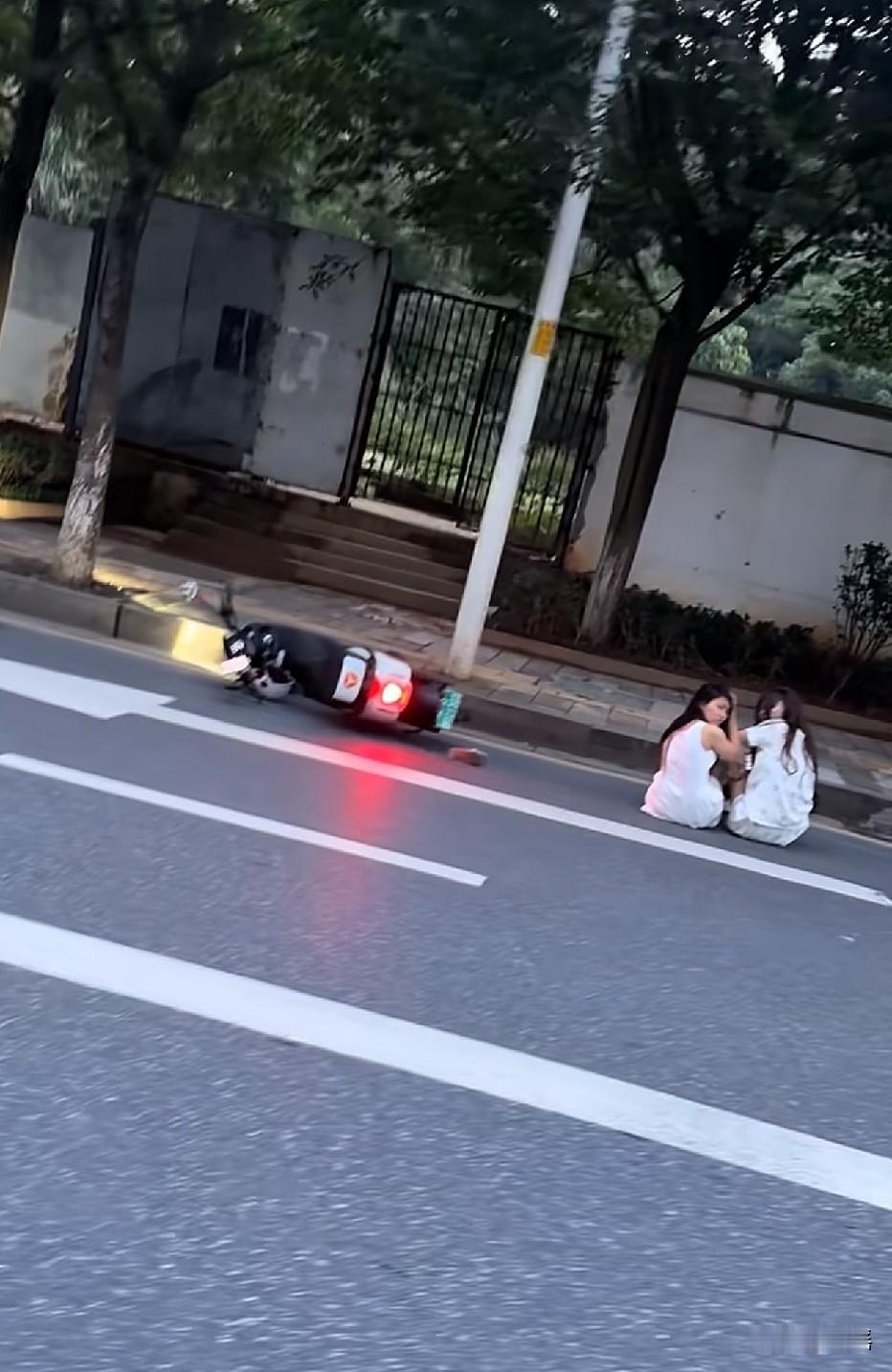 小姑娘，在哪跌倒，就在哪坐着玩