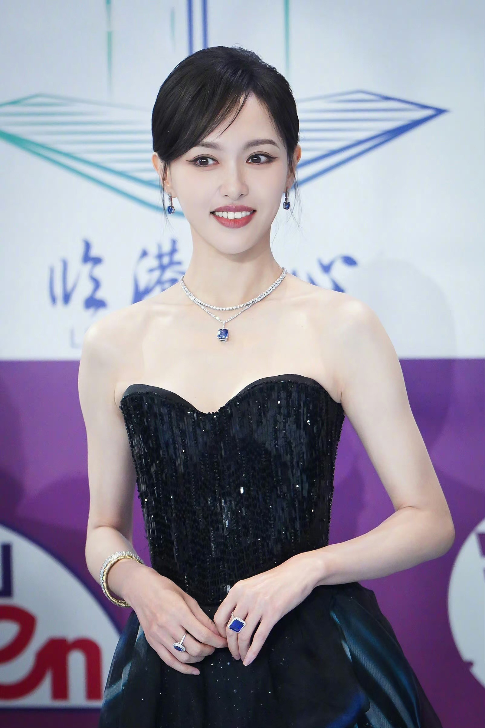 唐嫣黑色抹胸裙，清丽优雅​​​