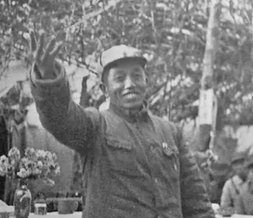 1941年，谭震林被特务拦住问话，一个挎着篮子的小媳妇走过来指着他就骂：“不就是