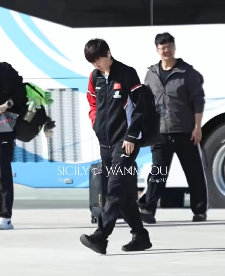 落地多哈休息一晚后，第二天上午就去上训的王曼昱和国乒团队！又到了熟悉的中东气候