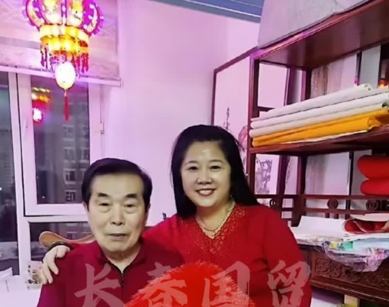 网友曝光：何庆魁和后老伴的幸福合影照近日，有网友晒出了著名编剧何庆魁和后老伴