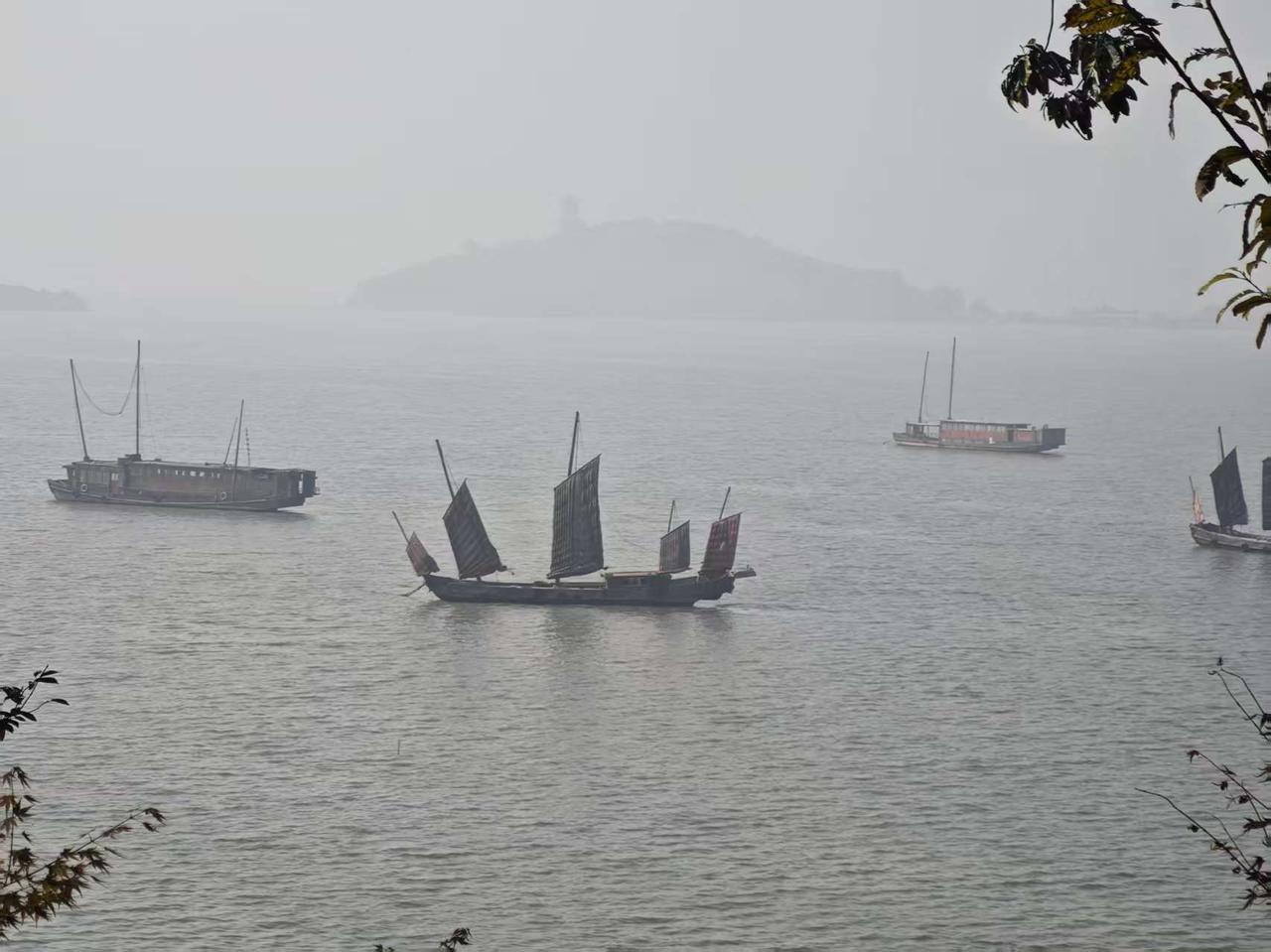 近两年，流行了一个新词，叫“特种兵旅游”。啥意思？想知道的人您自己去查，我这里就