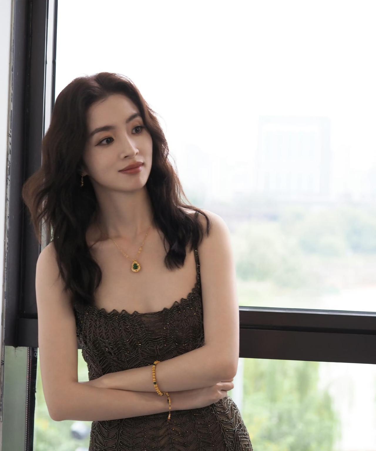 她的胸比马伊琍的还平啊！一点也没有啊，一点曲线都没有。她长得好像董洁，清新素雅，