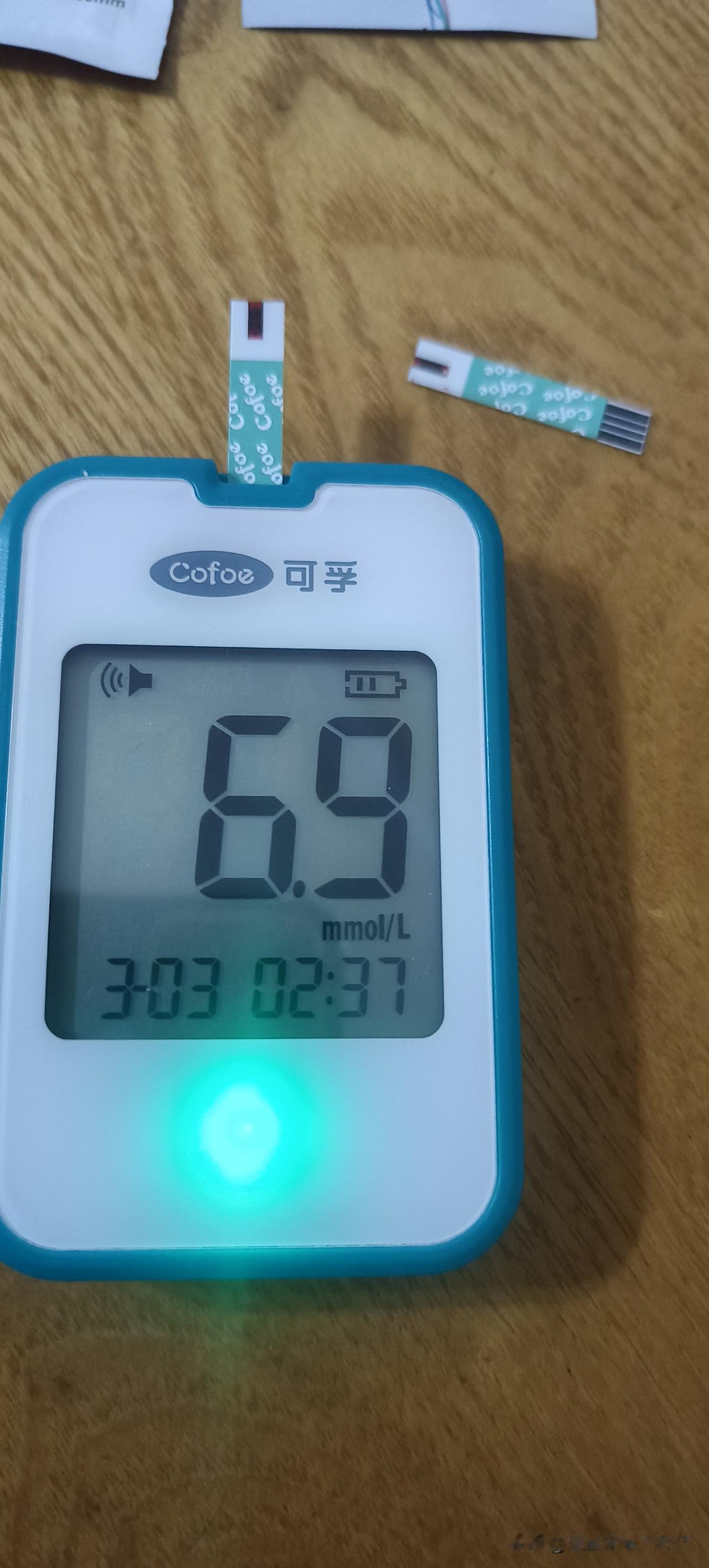 今早空腹血糖6.9，比昨天早晨高了不少，昨天早晨的血糖是5.2。因为我昨天晚上