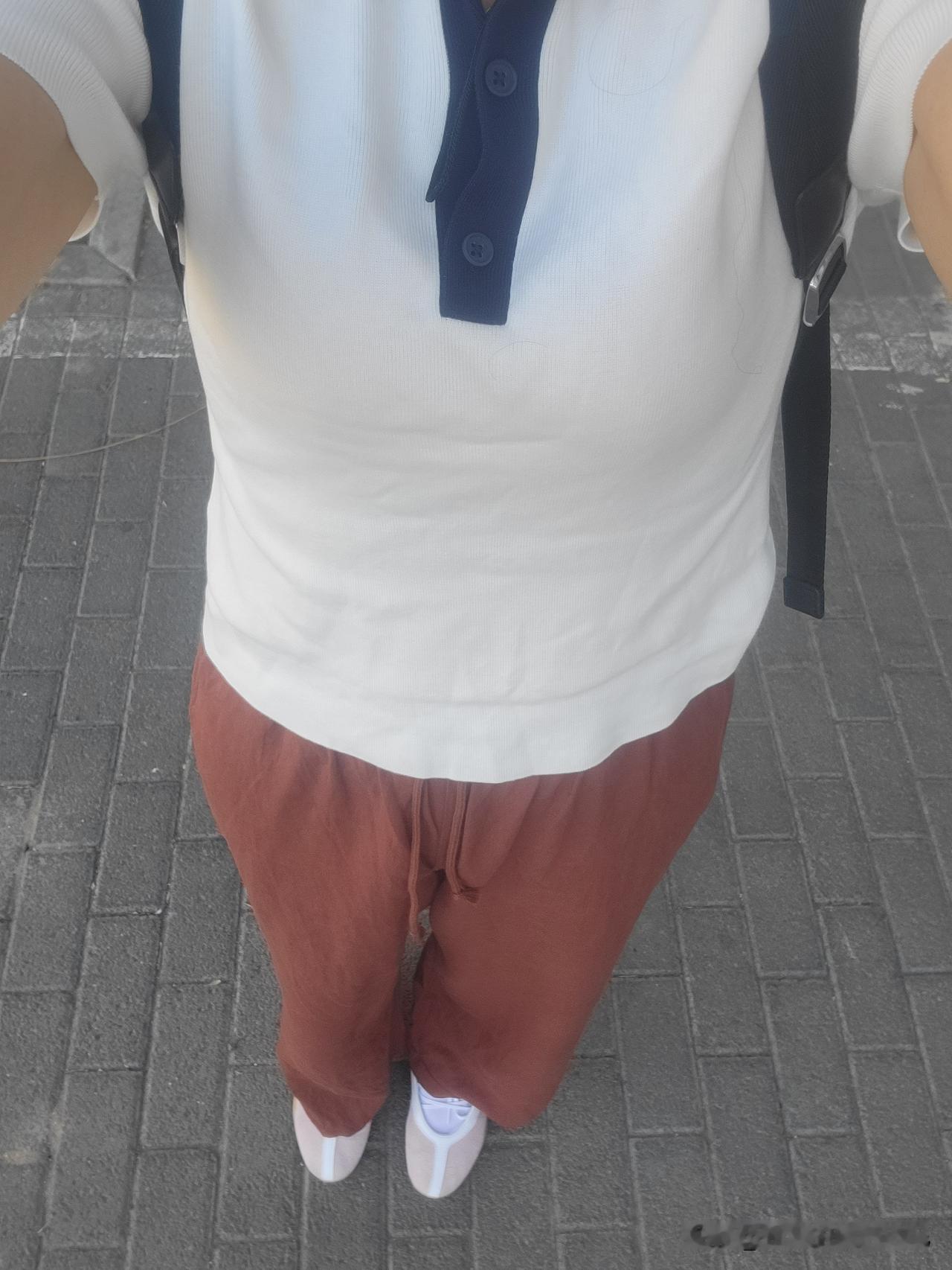 今天穿搭：优衣库蓝白T，优衣库砖红色亚麻裤，阿迪玛丽珍粉白色平底鞋。今天周六