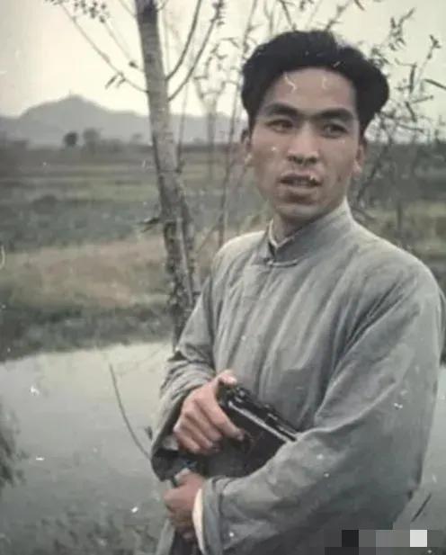 1947年，地下党被处决前婉拒房东送的断头饭：“我吃不下”，房东弯腰轻声说：“这