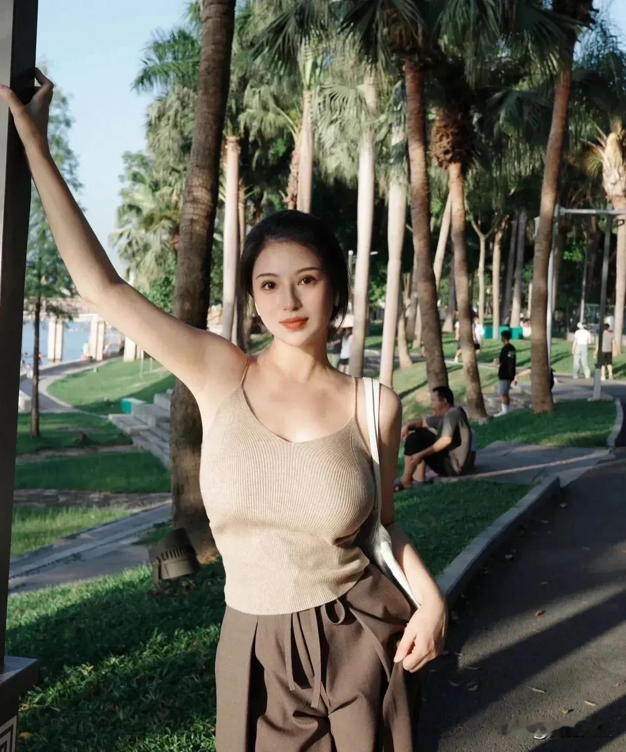 与其相见，不如怀念，与其攀缘，不如随缘。人生不过是一场旅行，你路过我，我路过你，