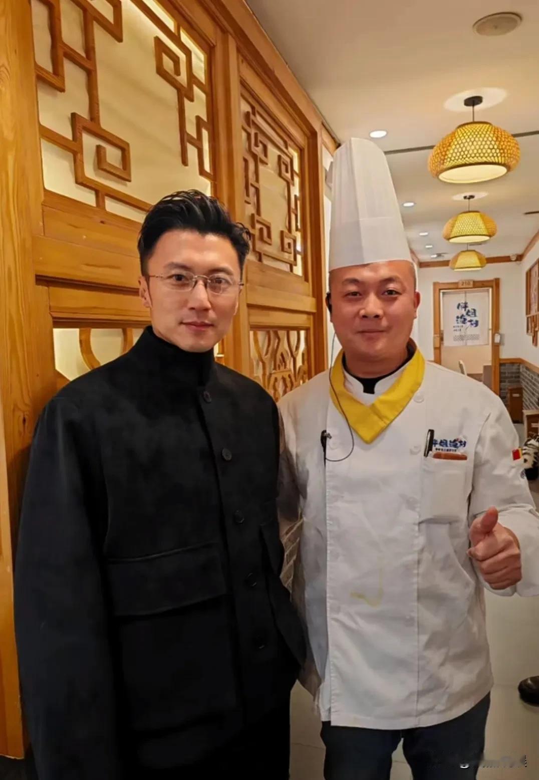 谢霆锋到底是做美食的，开完经济论坛会议，衣服都没换，就去探店寻找美食了。他现身