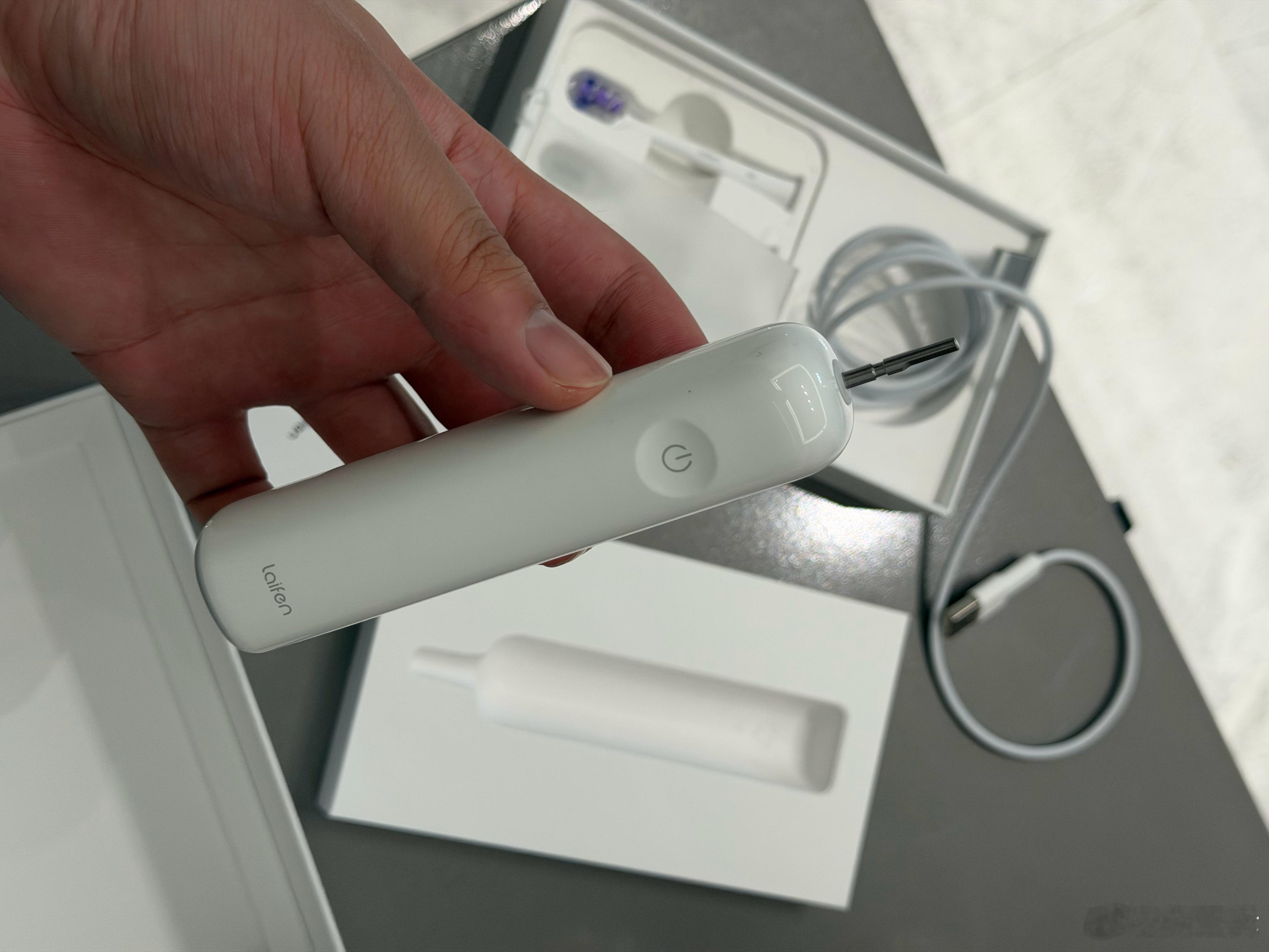 徕芬的质量实在是太差，不说我自己的换货过几次，亲戚去年送给我妈的牙刷也挂了，一次