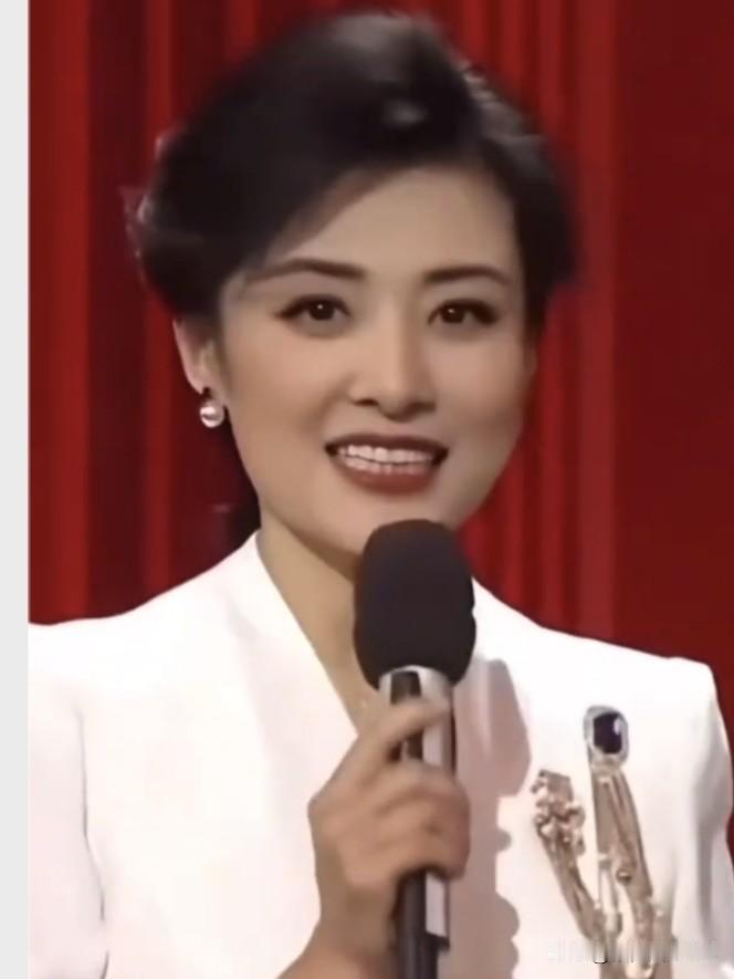 温婉大气，端庄优雅，岁月不败真我。从春晚舞台到多元跨界，她以从容姿态绽放光芒。周