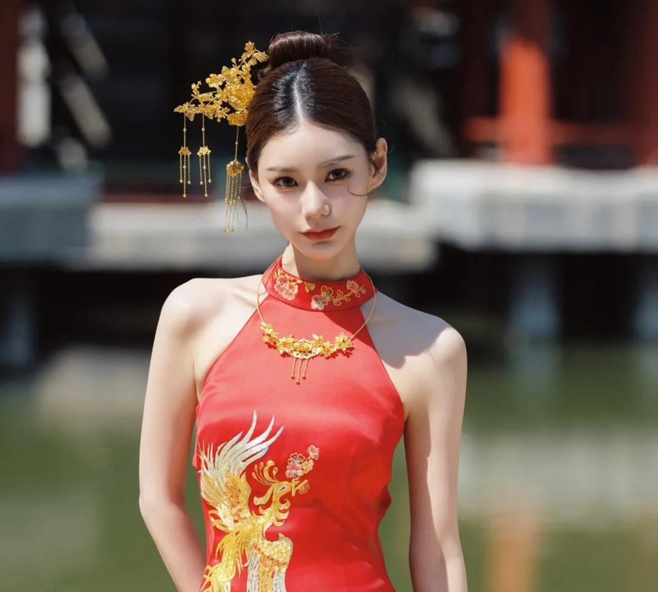 我有个猜测马筱梅婚礼那天她一整天没喝水，没吃东西，因为她身上的礼服是量身定