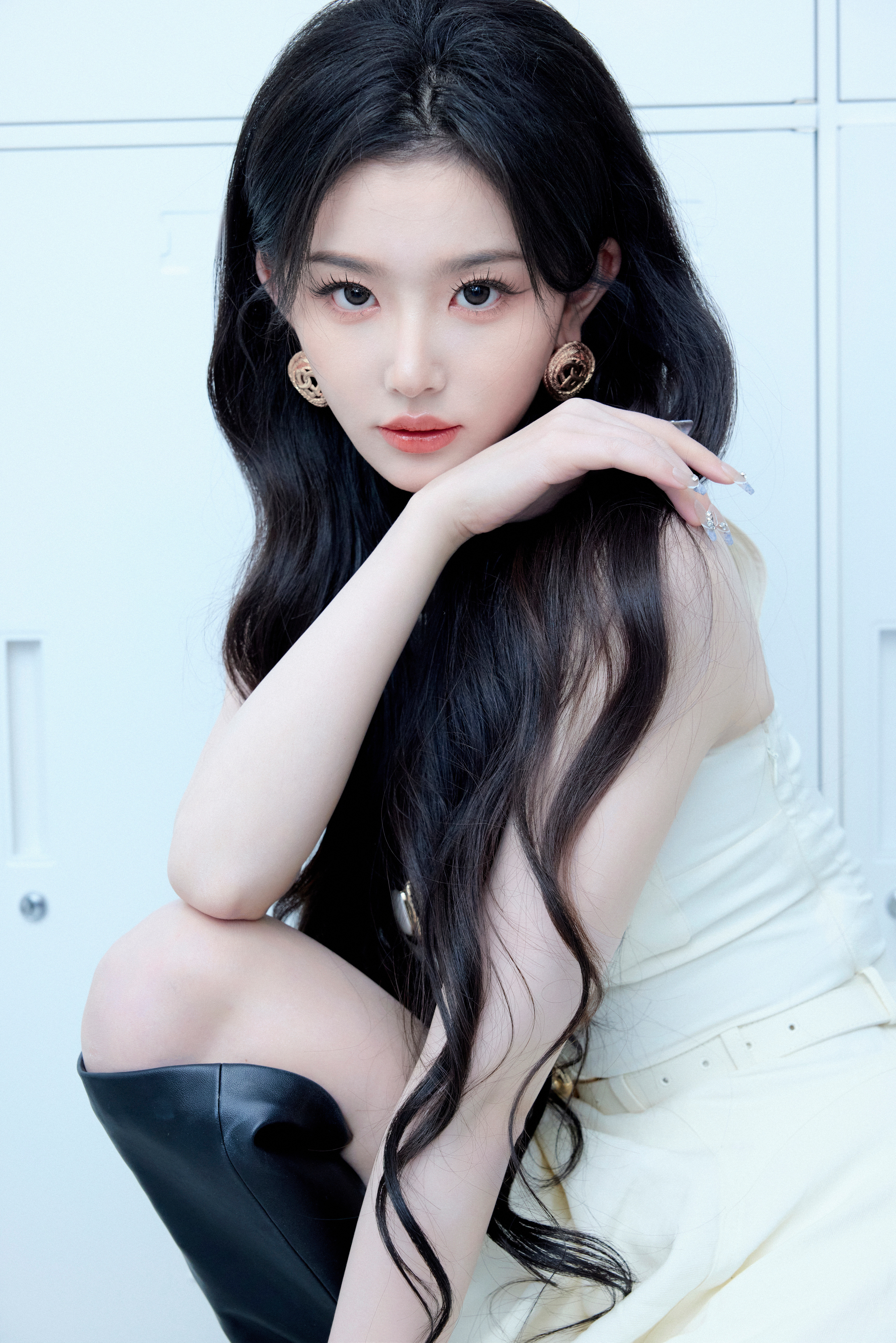 孔雪儿白裙漾着清浅笑意，长靴踏碎慵懒风，把青春的飒爽与柔媚，揉进每一缕发梢的弧
