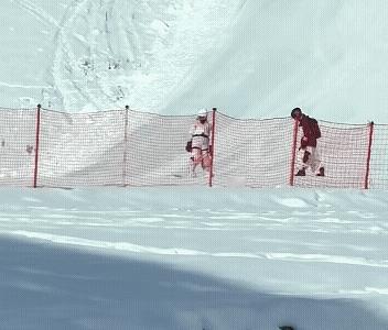 全红婵运动天赋太高了，短短两天就已经可以自己滑雪不用教练牵着了。第一天教练牵