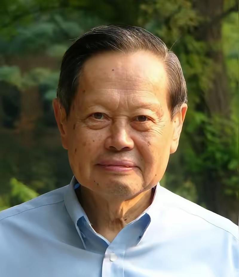 2015年,主持人问杨振宁:“你这辈子最后悔的事是什么?”杨振宁说:“我这辈子最