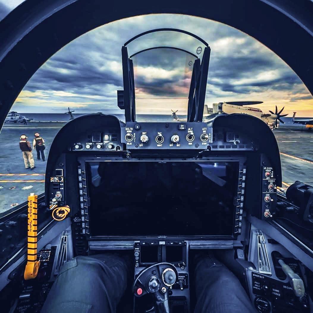 看枭龙歼10ce走向世界现代4++代战斗机驾驶舱：1.🇺🇸F-18