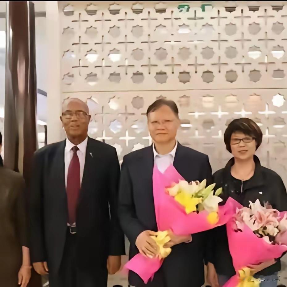 驻新德里的中国大使馆班子刚被网友扒出来了，大使徐飞洪，公使郭策、马咖、王雨蕾，公