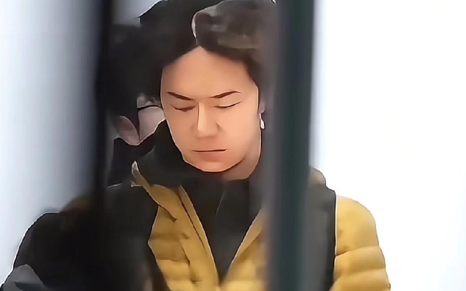 凌晨一点半，虹桥T2出口，羽绒服拉链拉到顶，王一博还是冻得鼻尖通红。粉丝递热