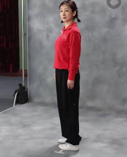 没想到秦海璐扮演少女这么漂亮，这么年轻。简直就是一个嘣嘣跳跳的小丫头片子。秦