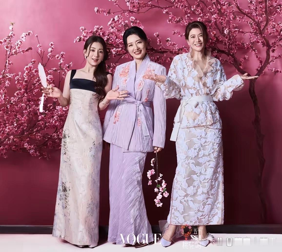 方媛、周涛、袁咏仪一起拍摄时尚大片，三位都很漂亮！但是有一说一，周涛和袁咏仪太出
