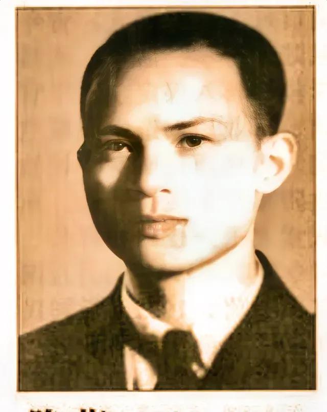 1945年，1个日本特务头子，带了1个日本兵，在码头观察船只，这时，一艘快艇开了