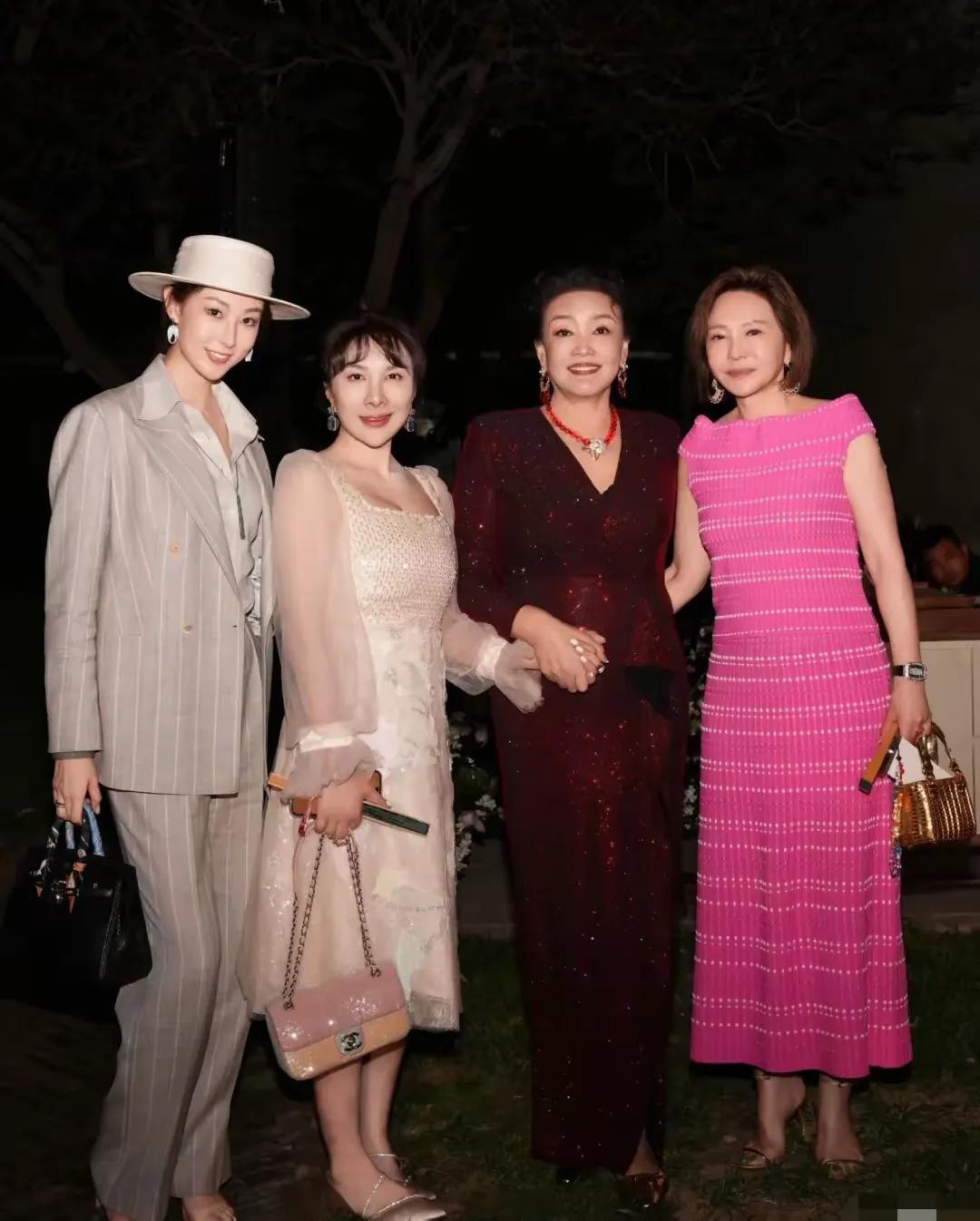 张兰是什么样的人，​一深挖才明白　汪小菲的婚礼很低调，但是张兰却在两段发言之后