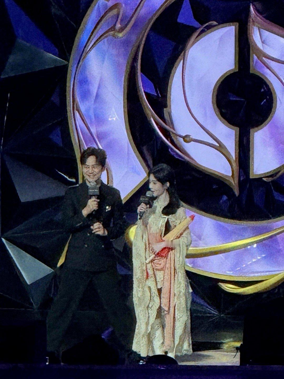 能让何老师劈叉同框的人不多，鞠婧祎算一个​​​