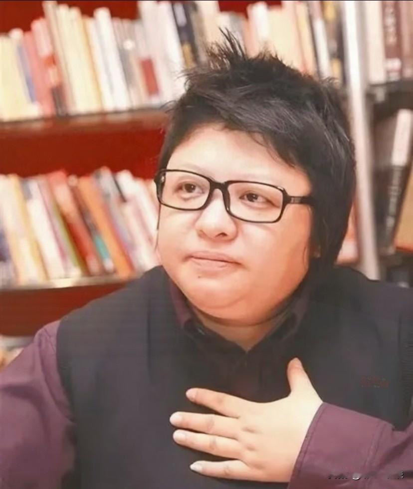 说真的，最近盯着韩红那点事儿看，心里挺不是滋味。很多人觉得看新闻就是看个热闹