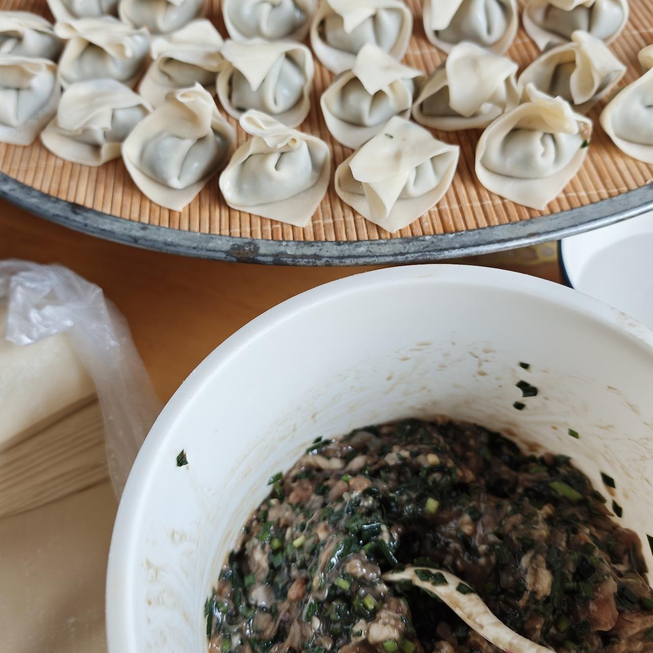 这馄饨馅用的是前天（八月十五）包饺子剩下的饺子馅。这饺子馅是墨鱼猪肉韭菜馅的。