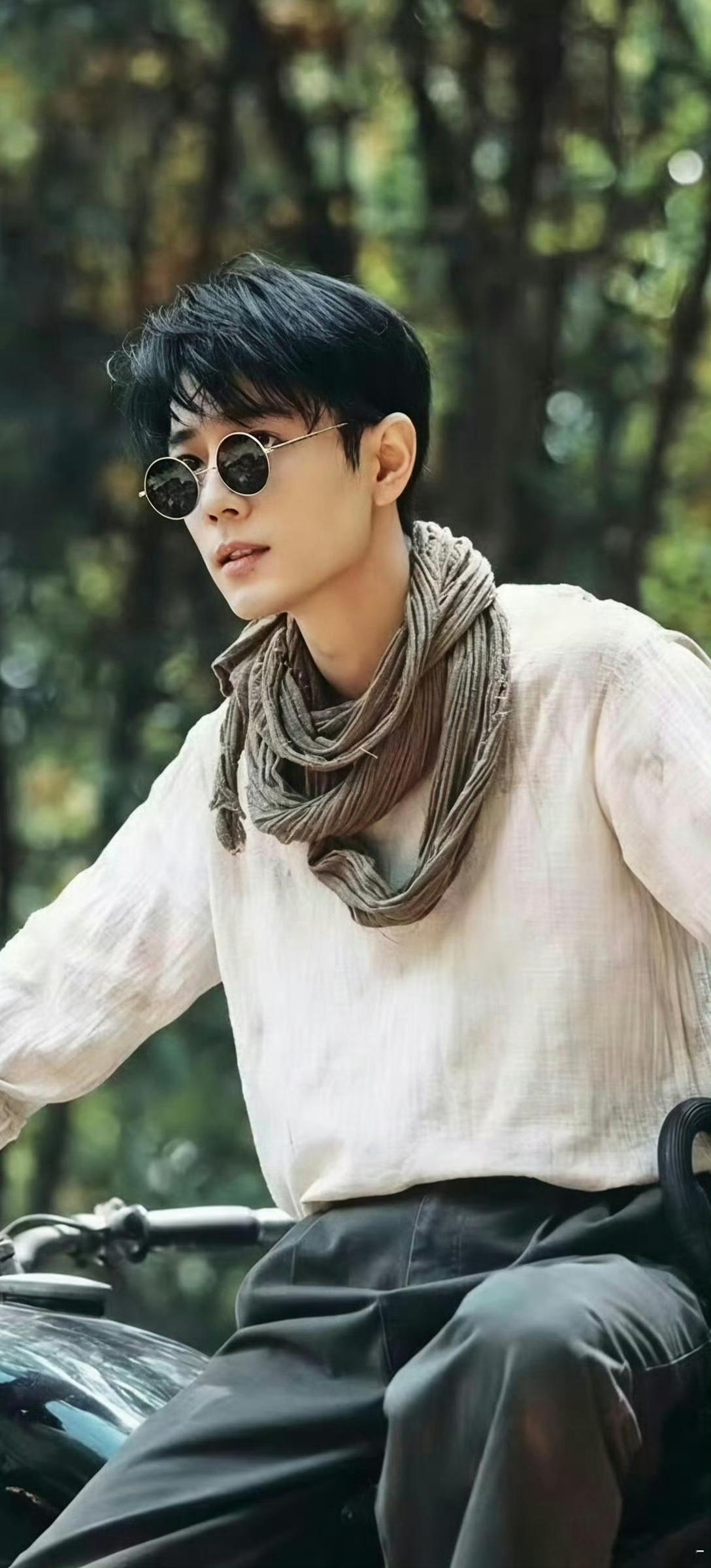 侯鸿亮朋友圈晒肖战爱上任少白简直是人之常情！！！谁能不爱这个富家公子哥还骑着摩